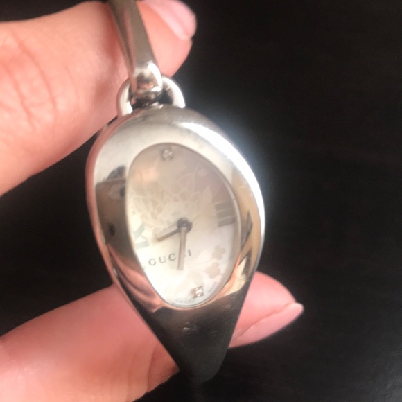 Gucci women’s silver watch diamonds & floral face - Picture 5 of 5